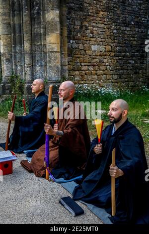 Cérémonie d'ordination (transmission) du maître bouddhiste Zen dans les ruines de l'ancienne abbaye au monastère de Trappist Orval, Orval, Belgique Banque D'Images