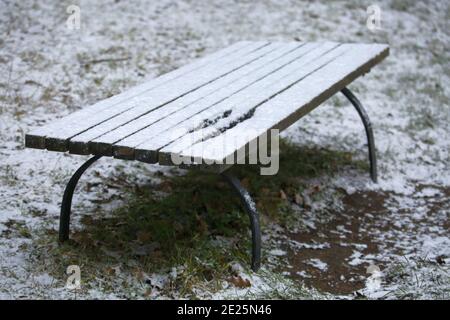 Strausberg, Allemagne. 11 janvier 2021. Paysage d'hiver à Märkisch Oderland dans le Brandebourg. Banc recouvert de neige à Strausberg (photo de Simone Kuhlmey/Pacific Press) crédit: Pacific Press Media production Corp./Alay Live News Banque D'Images