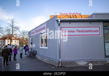 Schwerin, Allemagne. 21 décembre 2020. Des panneaux sont collés au centre d'essai de Corona à la clinique Helios juste à côté de l'entrée de la salle d'urgence. Un nouveau centre de test est en activité directement à la clinique Helios depuis quelques jours. Credit: Jens Büttner/dpa-Zentralbild/ZB/dpa/Alay Live News Banque D'Images