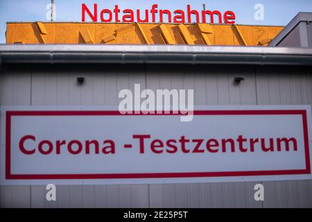 Schwerin, Allemagne. 21 décembre 2020. Des panneaux sont collés au centre d'essai de Corona à la clinique Helios juste à côté de l'entrée de la salle d'urgence. Un nouveau centre de test est en activité directement à la clinique Helios depuis quelques jours. Credit: Jens Büttner/dpa-Zentralbild/ZB/dpa/Alay Live News Banque D'Images