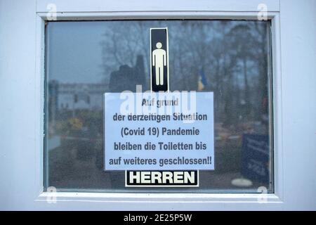 Boltenhagen, Allemagne. 10 décembre 2020. Une salle de bain publique est fermée en raison des protections de Corona. Credit: Jens Büttner/dpa-Zentralbild/ZB/dpa/Alay Live News Banque D'Images
