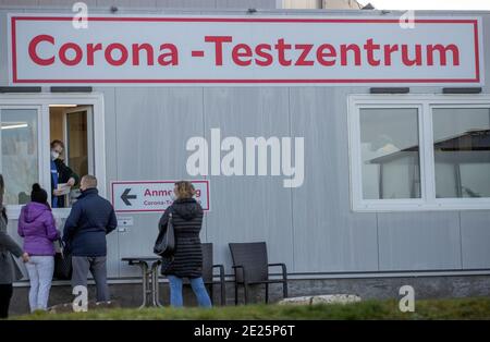 Schwerin, Allemagne. 21 décembre 2020. Des panneaux sont collés au centre d'essai de Corona à la clinique Helios juste à côté de l'entrée de la salle d'urgence. Un nouveau centre de test est en activité directement à la clinique Helios depuis quelques jours. Credit: Jens Büttner/dpa-Zentralbild/ZB/dpa/Alay Live News Banque D'Images