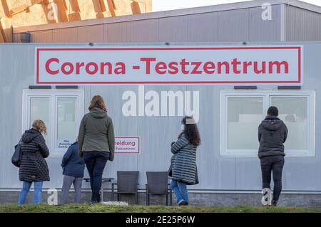 Schwerin, Allemagne. 21 décembre 2020. Des panneaux sont collés au centre d'essai de Corona à la clinique Helios juste à côté de l'entrée de la salle d'urgence. Un nouveau centre de test est en activité directement à la clinique Helios depuis quelques jours. Credit: Jens Büttner/dpa-Zentralbild/ZB/dpa/Alay Live News Banque D'Images