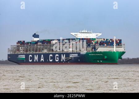 Stade, Allemagne - 12 janvier 2021 : le plus grand navire à gaz naturel liquéfié du monde, navire à conteneurs CMA CGM PALAIS ROYAL sur l'Elbe en direction de Hambourg. Banque D'Images