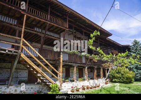 Dans la cour du monastère orthodoxe médiéval de Rozhen, près de Melnik, Bulgarie. Banque D'Images