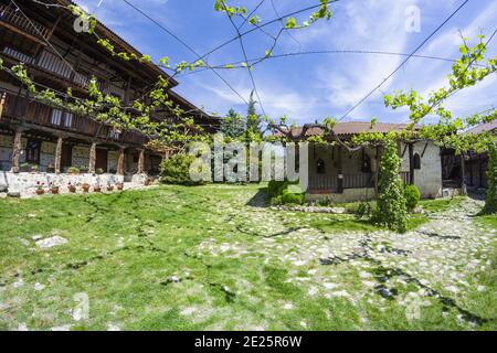 Dans la cour du monastère orthodoxe médiéval de Rozhen, près de Melnik, Bulgarie. Banque D'Images