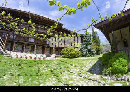 Dans la cour du monastère orthodoxe médiéval de Rozhen, près de Melnik, Bulgarie. Banque D'Images