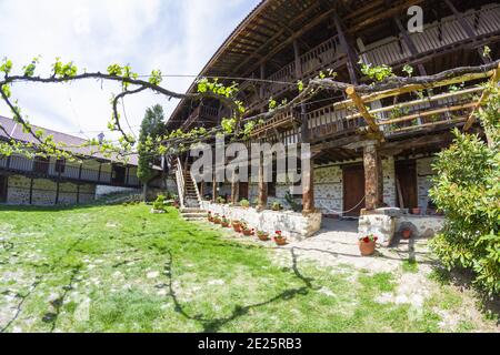 Dans la cour du monastère orthodoxe médiéval de Rozhen, près de Melnik, Bulgarie. Banque D'Images