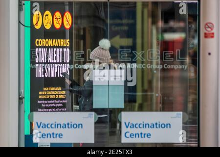 Londres, Royaume-Uni. 12 janvier 2021. C'est très calme, seulement quelques personnes arrivent. La sécurité dit que certains viennent en voiture, mais peu de voitures arrivent ou quittent les parkings souterrains - le centre de vaccination de masse au centre d'exposition Excel dans les Docklands également connu sous le nom de l'hôpital Nightingale. C'est la deuxième semaine du programme national de verrouillage 3. Cela remplace les restrictions Tier 4 et l'instruction du gouvernement est que tout le monde reste chez lui pour éviter la pression sur le NHS. Crédit : Guy Bell/Alay Live News Banque D'Images