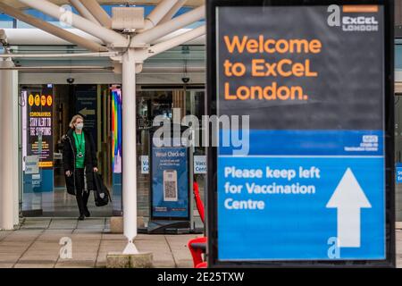 Londres, Royaume-Uni. 12 janvier 2021. C'est très calme, seulement quelques personnes arrivent. La sécurité dit que certains viennent en voiture, mais peu de voitures arrivent ou quittent les parkings souterrains - le centre de vaccination de masse au centre d'exposition Excel dans les Docklands également connu sous le nom de l'hôpital Nightingale. C'est la deuxième semaine du programme national de verrouillage 3. Cela remplace les restrictions Tier 4 et l'instruction du gouvernement est que tout le monde reste chez lui pour éviter la pression sur le NHS. Crédit : Guy Bell/Alay Live News Banque D'Images