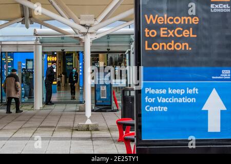 Londres, Royaume-Uni. 12 janvier 2021. C'est très calme, seulement quelques personnes arrivent. La sécurité dit que certains viennent en voiture, mais peu de voitures arrivent ou quittent les parkings souterrains - le centre de vaccination de masse au centre d'exposition Excel dans les Docklands également connu sous le nom de l'hôpital Nightingale. C'est la deuxième semaine du programme national de verrouillage 3. Cela remplace les restrictions Tier 4 et l'instruction du gouvernement est que tout le monde reste chez lui pour éviter la pression sur le NHS. Crédit : Guy Bell/Alay Live News Banque D'Images