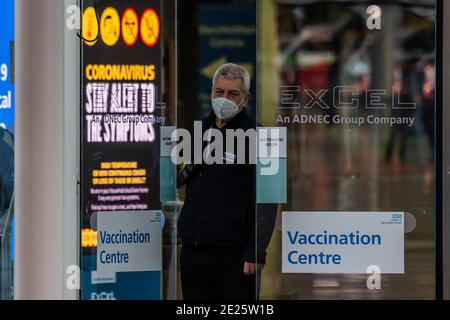 Londres, Royaume-Uni. 12 janvier 2021. C'est très calme, seulement quelques personnes arrivent. La sécurité dit que certains viennent en voiture, mais peu de voitures arrivent ou quittent les parkings souterrains - le centre de vaccination de masse au centre d'exposition Excel dans les Docklands également connu sous le nom de l'hôpital Nightingale. C'est la deuxième semaine du programme national de verrouillage 3. Cela remplace les restrictions Tier 4 et l'instruction du gouvernement est que tout le monde reste chez lui pour éviter la pression sur le NHS. Crédit : Guy Bell/Alay Live News Banque D'Images