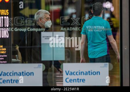 Londres, Royaume-Uni. 12 janvier 2021. C'est très calme, seulement quelques personnes arrivent. La sécurité dit que certains viennent en voiture, mais peu de voitures arrivent ou quittent les parkings souterrains - le centre de vaccination de masse au centre d'exposition Excel dans les Docklands également connu sous le nom de l'hôpital Nightingale. C'est la deuxième semaine du programme national de verrouillage 3. Cela remplace les restrictions Tier 4 et l'instruction du gouvernement est que tout le monde reste chez lui pour éviter la pression sur le NHS. Crédit : Guy Bell/Alay Live News Banque D'Images