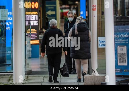 Londres, Royaume-Uni. 12 janvier 2021. C'est très calme, seulement quelques personnes arrivent. La sécurité dit que certains viennent en voiture, mais peu de voitures arrivent ou quittent les parkings souterrains - le centre de vaccination de masse au centre d'exposition Excel dans les Docklands également connu sous le nom de l'hôpital Nightingale. C'est la deuxième semaine du programme national de verrouillage 3. Cela remplace les restrictions Tier 4 et l'instruction du gouvernement est que tout le monde reste chez lui pour éviter la pression sur le NHS. Crédit : Guy Bell/Alay Live News Banque D'Images