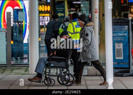 Londres, Royaume-Uni. 12 janvier 2021. C'est très calme, seulement quelques personnes arrivent. La sécurité dit que certains viennent en voiture, mais peu de voitures arrivent ou quittent les parkings souterrains - le centre de vaccination de masse au centre d'exposition Excel dans les Docklands également connu sous le nom de l'hôpital Nightingale. C'est la deuxième semaine du programme national de verrouillage 3. Cela remplace les restrictions Tier 4 et l'instruction du gouvernement est que tout le monde reste chez lui pour éviter la pression sur le NHS. Crédit : Guy Bell/Alay Live News Banque D'Images