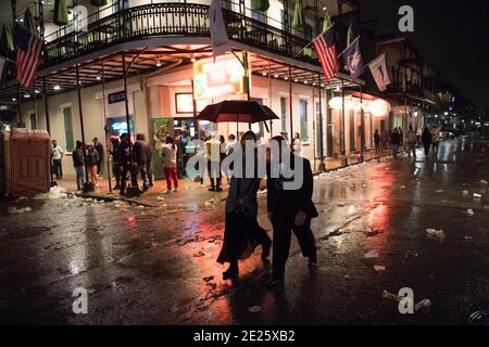 Rues remplies de déchets tard le soir après Mardi gras, la Nouvelle-Orléans, Louisiane, États-Unis. Banque D'Images