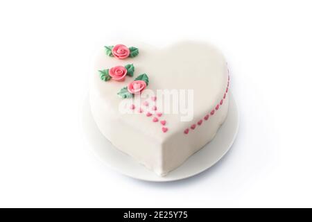 Gâteau de coeur pour la Saint-Valentin, la fête des mères ou l'anniversaire, décoré de roses et de coeurs de sucre rose Banque D'Images
