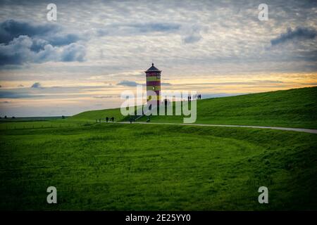 Photo du célèbre phare de Pilsum sur une digue près du village de Pilsum, en Allemagne Banque D'Images