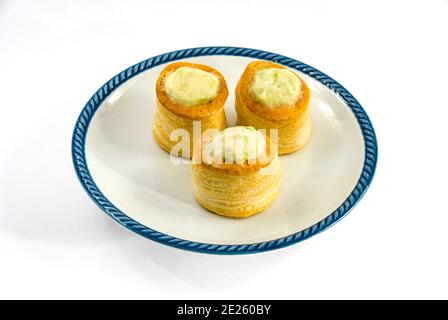 Bouchée à la reine - poulet et asperges vol-au-vent a plat gastronomique typiquement français Banque D'Images