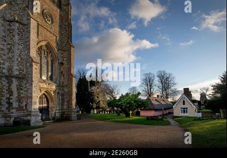 Église Thaxted avec Almshoures et John Webbs Windmill Thaxted Essex Angleterre Royaume-Uni janvier 2021 Banque D'Images