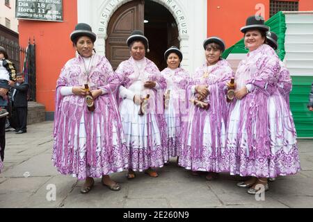 Les danseurs et musiciens de Lima Peru se préparent à participer à une parade de l'identité nationale. Banque D'Images