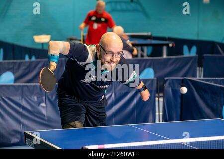 Personnes âgées et handicapées jouant au tennis de table Banque D'Images