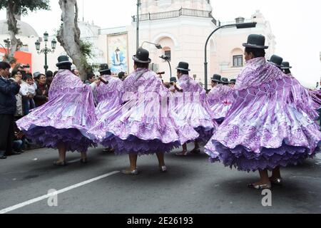 Lima Peru danseurs et musiciens prennent part à une parade de l'identité nationale. Banque D'Images