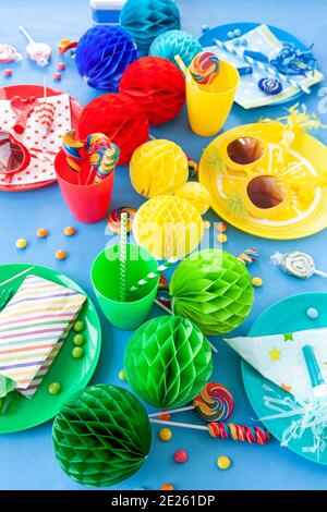 Table colorée avec décorations pour une fête / enfants anniversaire Banque D'Images