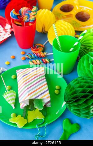 Table colorée avec décorations pour une fête / enfants anniversaire Banque D'Images