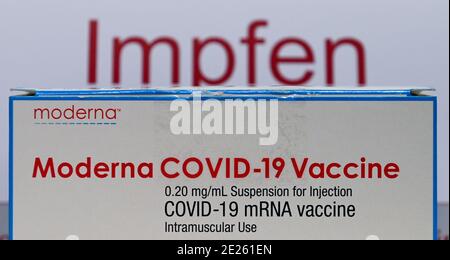 12 janvier 2021, Saxe-Anhalt, Halle (Saale): Un paquet contenant le vaccin Corona de Moderna est prêt pour le traitement à l'hôpital universitaire de Halle/Saale (UKH). Le nouveau vaccin de Moderna est utilisé pour la première fois. Les employés de l'UKH seront vaccinés. Photo: Hendrik Schmidt/dpa-Zentralbild/dpa Banque D'Images