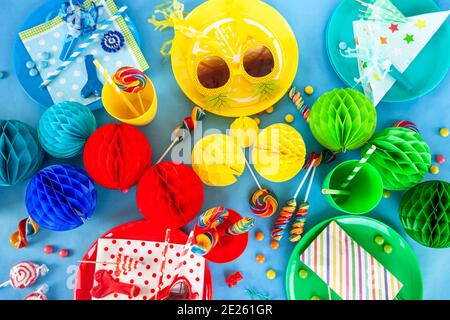 Table colorée avec décorations pour une fête / enfants anniversaire Banque D'Images