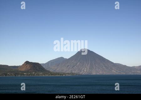Guatemala, Amérique centrale: lac Atitlan avec volacanos Banque D'Images