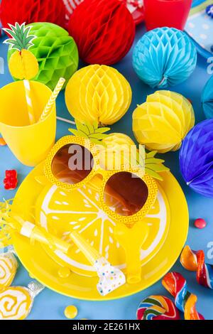 Table colorée avec décorations pour une fête / enfants anniversaire Banque D'Images