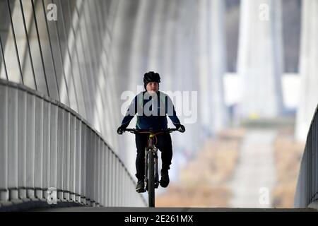 vélo sur la route de Lahovice Banque D'Images