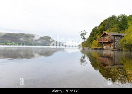 Un matin automnal brumeux autour du lac Ullswater dans le lac District Banque D'Images