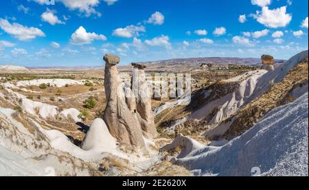 Trois Graces (trois Beautifuls) collines rocheuses dans la vallée du Devrent en Cappadoce, Nevsehir, Turquie dans une belle journée d'été Banque D'Images