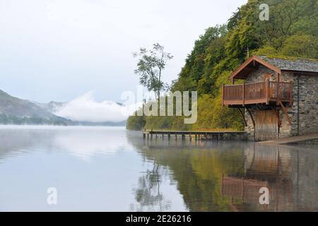 Un matin automnal brumeux autour du lac Ullswater dans le lac District Banque D'Images