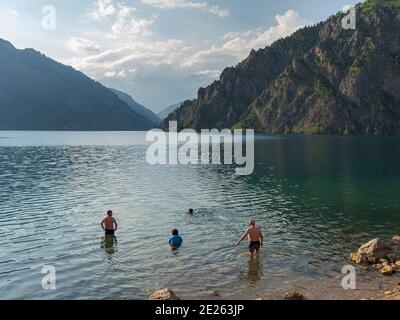 Les touristes locaux se baignent dans le lac Sary-Chelek dans la réserve naturelle de Sary-Chelek (Sary-Tschelek), qui fait partie du patrimoine mondial de l'UNESCO de l'Ouest Tien Shan. Attache Banque D'Images