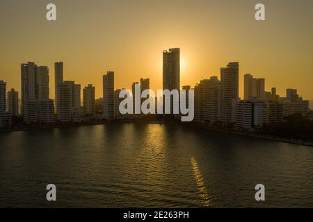 Coucher de soleil sur Miami Florida avec vue aérienne sur les bâtiments d'affaires et résidentiels illuminés et colorés. Banque D'Images