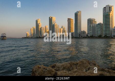 Magnifique yacht moderne près des gratte-ciels d'affaires appartements hôtels au coucher du soleil à Cartagena Colombie vue aérienne. Banque D'Images