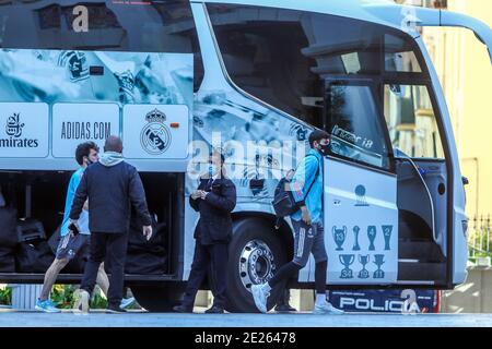 12 de enero del 2021 (Malaga) El equipo de futbol del Real Madrid lega a el Gran Hotel Miramar que es su Hotel de concentracion durante 3 dias ante de la semifinal de la Supercopa que se jugara en la Rosaleda de Malaga ante el Athletic de Bilbao janvier 12, 2021 (Malaga) l'équipe de football du Real Madrid arrive au Gran Hotel Miramar, qui est son hôtel de concentration pendant 3 jours avant la demi-finale de la Super Cup qui sera jouée à la Rosaleda de Malaga contre l'Athlétique Bilbao Lorenzo Carnero / Cordo Press Cordo Press Banque D'Images