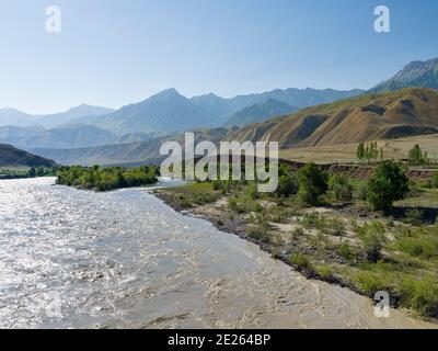 Paysage avec la rivière Naryn près de Kazarman dans les montagnes Tien Shan ou les montagnes célestes dans Kirghizia. Asie, Asie centrale, Kirghizistan Banque D'Images