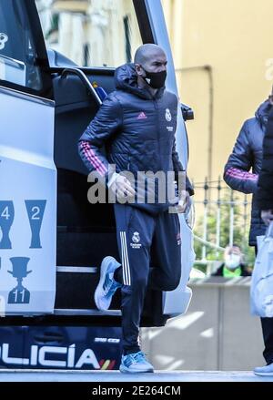 Malaga, Espagne. 12 janvier 2021. 12 de enero del 2021 (Malaga) El equipo de futbol del Real Madrid lega a el Gran Hotel Miramar que es su Hotel de concentracion durante 3 dias ante de la semifinal de la Supercopa que se jugara en la Rosaleda de Malaga ante el Athletic de Bilbao janvier 12, 2021 (Malaga) l'équipe de football du Real Madrid arrive au Gran Hotel Miramar, qui est son hôtel de concentration pendant 3 jours avant la demi-finale de la Super Cup qui sera jouée à la Rosaleda de Malaga contre l'Athlétique Bilbao Lorenzo Carnero/Cordo Press Credit: CORDO PRESS/Alay Live News Banque D'Images