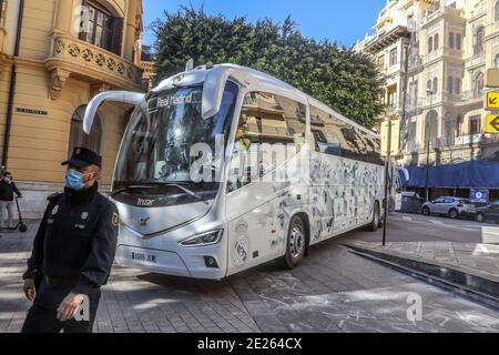 Malaga, Espagne. 12 janvier 2021. 12 de enero del 2021 (Malaga) El equipo de futbol del Real Madrid lega a el Gran Hotel Miramar que es su Hotel de concentracion durante 3 dias ante de la semifinal de la Supercopa que se jugara en la Rosaleda de Malaga ante el Athletic de Bilbao janvier 12, 2021 (Malaga) l'équipe de football du Real Madrid arrive au Gran Hotel Miramar, qui est son hôtel de concentration pendant 3 jours avant la demi-finale de la Super Cup qui sera jouée à la Rosaleda de Malaga contre l'Athlétique Bilbao Lorenzo Carnero/Cordo Press Credit: CORDO PRESS/Alay Live News Banque D'Images