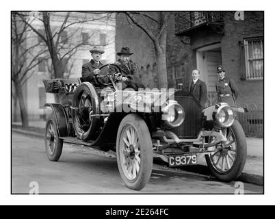 Theodore Roosevelt dans un modèle de 1910 Mitchell S (six cylindres) avec Connecticut plate, 1915 Roosevelt ancien président des États-Unis, conduit en voiture ouverte, vers 1915. Theodore Roosevelt était le 26e président des États-Unis (1901-1909). Roosevelt a continué d'être politiquement actif après son mandat de président et a été en opposition virulent à la position neutre du président Woodrow Wilson pendant la première Guerre mondiale Banque D'Images