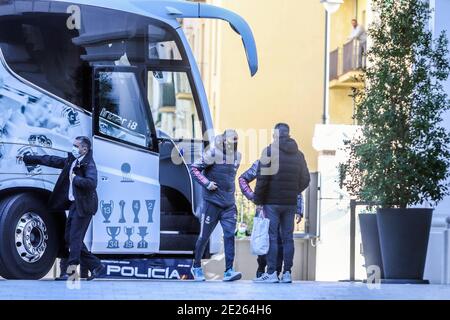 Malaga, Espagne. 12 janvier 2021. 12 de enero del 2021 (Malaga) El equipo de futbol del Real Madrid lega a el Gran Hotel Miramar que es su Hotel de concentracion durante 3 dias ante de la semifinal de la Supercopa que se jugara en la Rosaleda de Malaga ante el Athletic de Bilbao janvier 12, 2021 (Malaga) l'équipe de football du Real Madrid arrive au Gran Hotel Miramar, qui est son hôtel de concentration pendant 3 jours avant la demi-finale de la Super Cup qui sera jouée à la Rosaleda de Malaga contre l'Athlétique Bilbao Lorenzo Carnero/Cordo Press Credit: CORDO PRESS/Alay Live News Banque D'Images