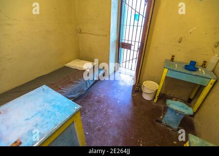 Fremantle, Australie occidentale - 5 janvier 2018 : cellule simple avec lit et toilettes de la prison de Fremantle ancienne prison pour détenus construite en 1855. musée commémoratif Banque D'Images