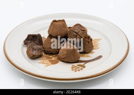 Boules de glace au chocolat sautées sur une assiette de service qui est rond Banque D'Images