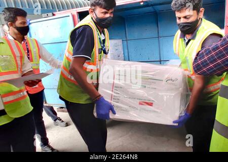 Bangalore, Inde. 12 janvier 2021. Les travailleurs de l'aéroport de Bangalore transfèrent des boîtes de carton contenant des flacons de vaccin Covishield mis au point par le Serum Institute of India à Bangalore, Inde, le 12 janvier 2021. Le gouvernement fédéral indien a déclaré que la campagne de vaccination contre le COVID-19 commencera dans le pays le 16 janvier. Credit: STR/Xinhua/Alay Live News Banque D'Images