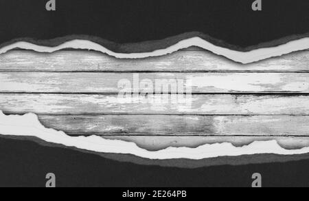 Papier noir déchiré sur des panneaux de bois Banque D'Images
